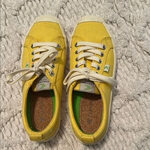 Cariuma Oca canvas in sunny yellow